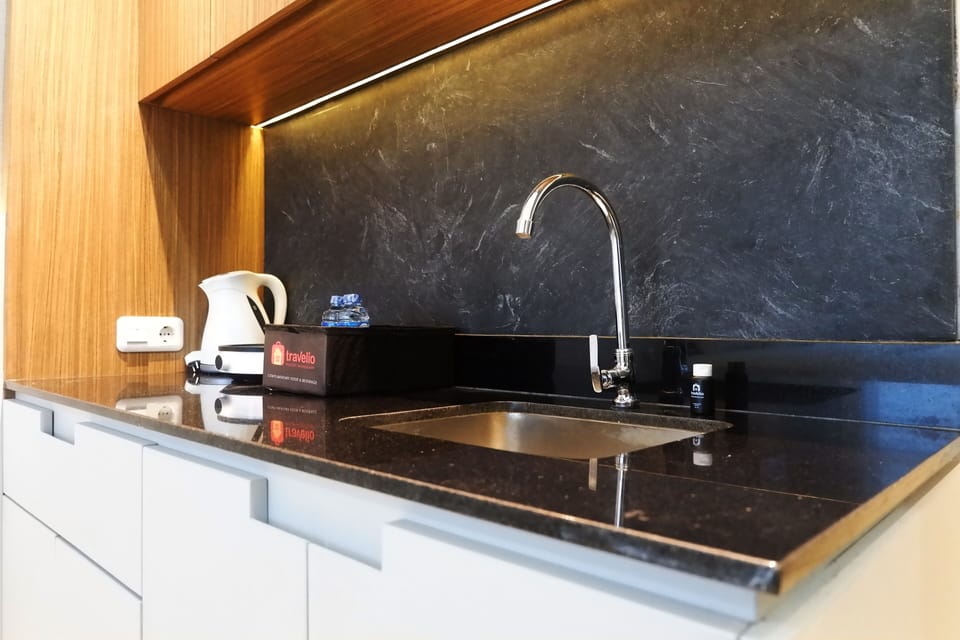 Room | Private kitchenette | Fridge, stovetop, electric kettle, cookware/dishes/utensils