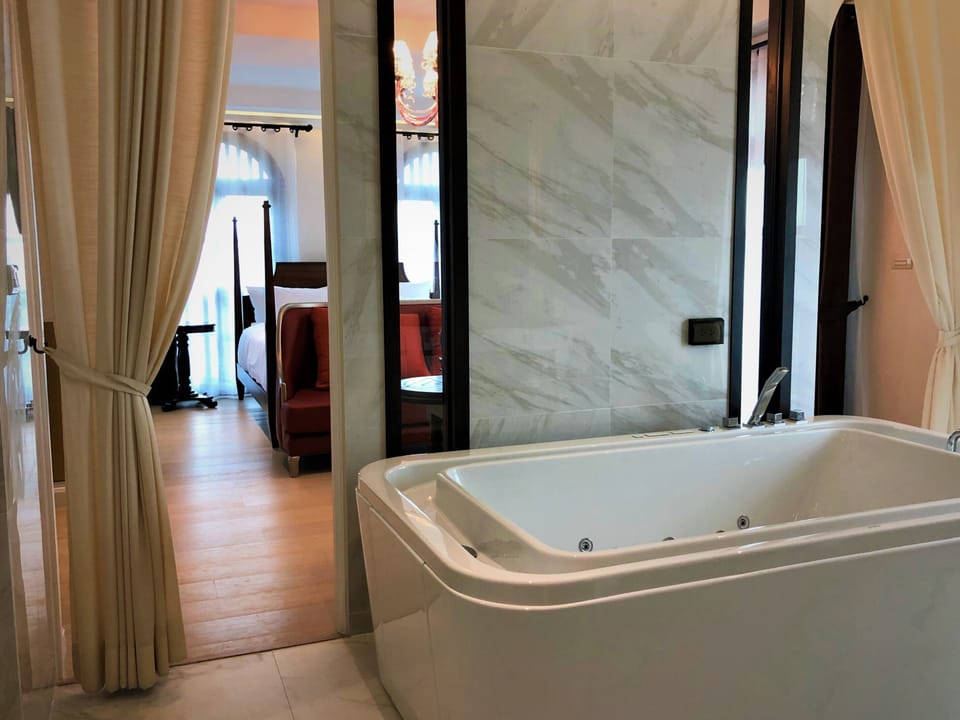 Deluxe Penthouse A4 | Private spa tub