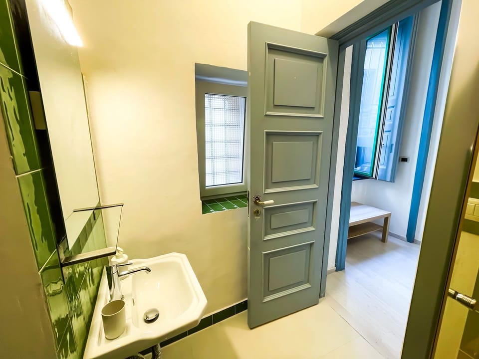 Traditional Room | Bathroom | Shower, rainfall showerhead, free toiletries, hair dryer