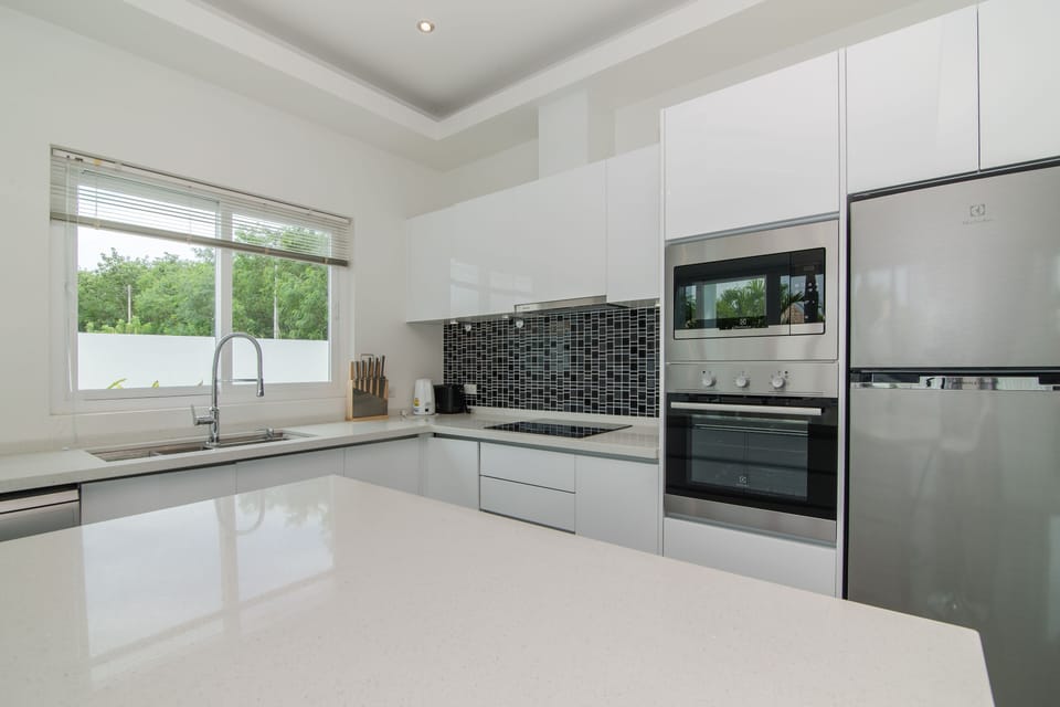 Superior Villa, 3 Bedrooms, Non Smoking, Kitchen | Private kitchen | Full-size fridge, microwave, oven, stovetop