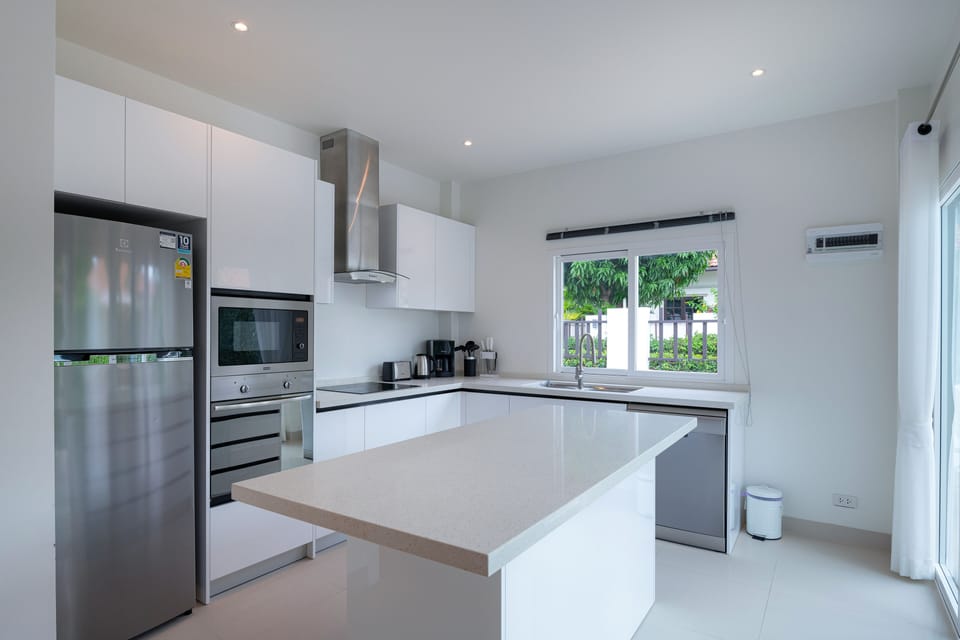 Standard Villa, 4 Bedrooms, Non Smoking, Kitchen | Private kitchen | Full-size fridge, microwave, oven, stovetop