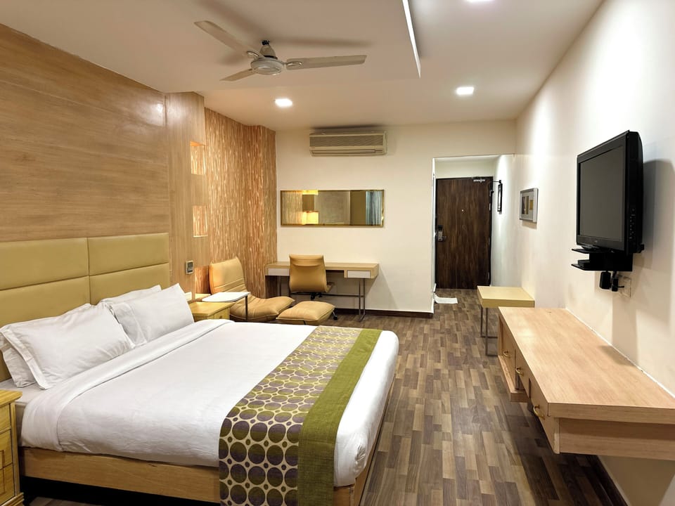 Deluxe Room | In-room safe, individually furnished, desk, laptop workspace