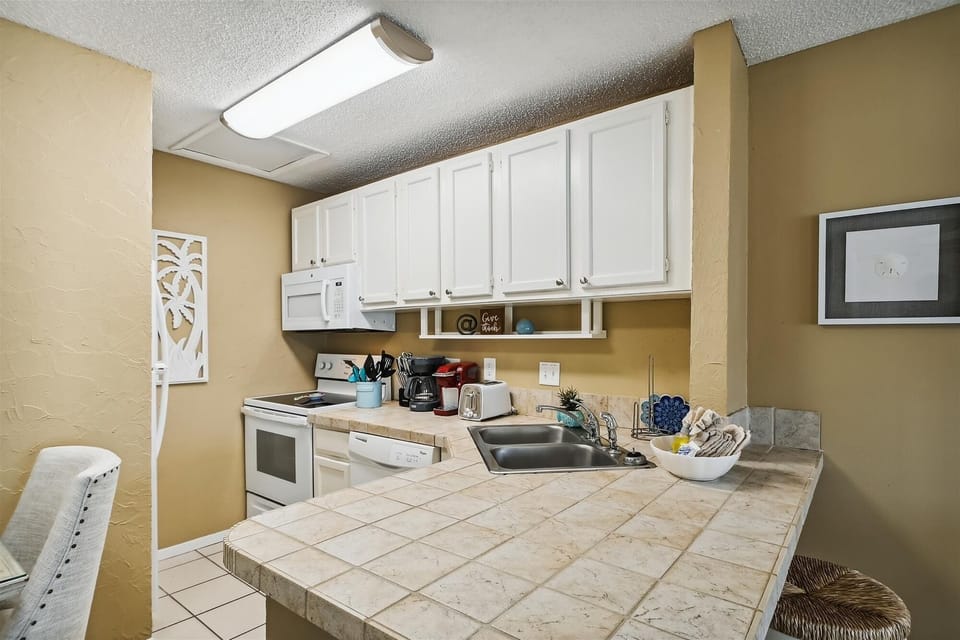 Studio | Private kitchen | Fridge, oven, coffee/tea maker, toaster