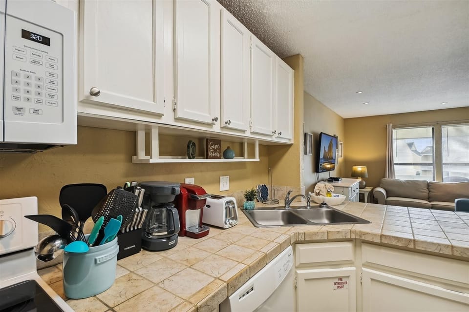 Studio | Private kitchen | Fridge, oven, coffee/tea maker, toaster