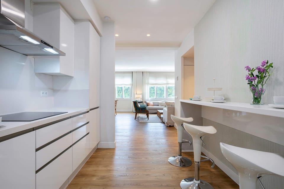 Apartment (3 Bedrooms) | Private kitchen | Full-size fridge, microwave, oven, stovetop