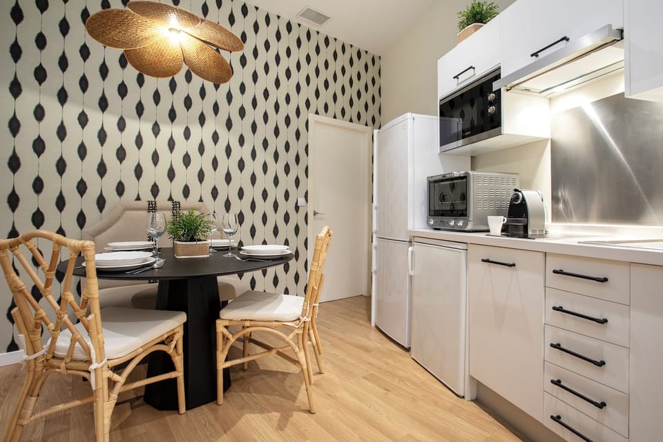 Apartment (2 Bedrooms) | Private kitchen | Microwave, oven, coffee/tea maker, cookware/dishes/utensils
