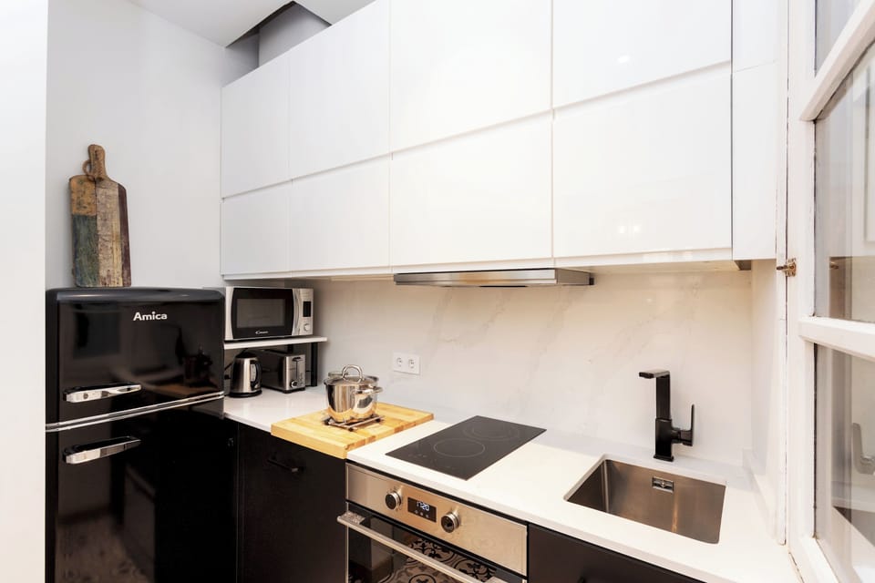 Apartment (1 Bedroom) | Private kitchen | Full-size fridge, microwave, oven, stovetop
