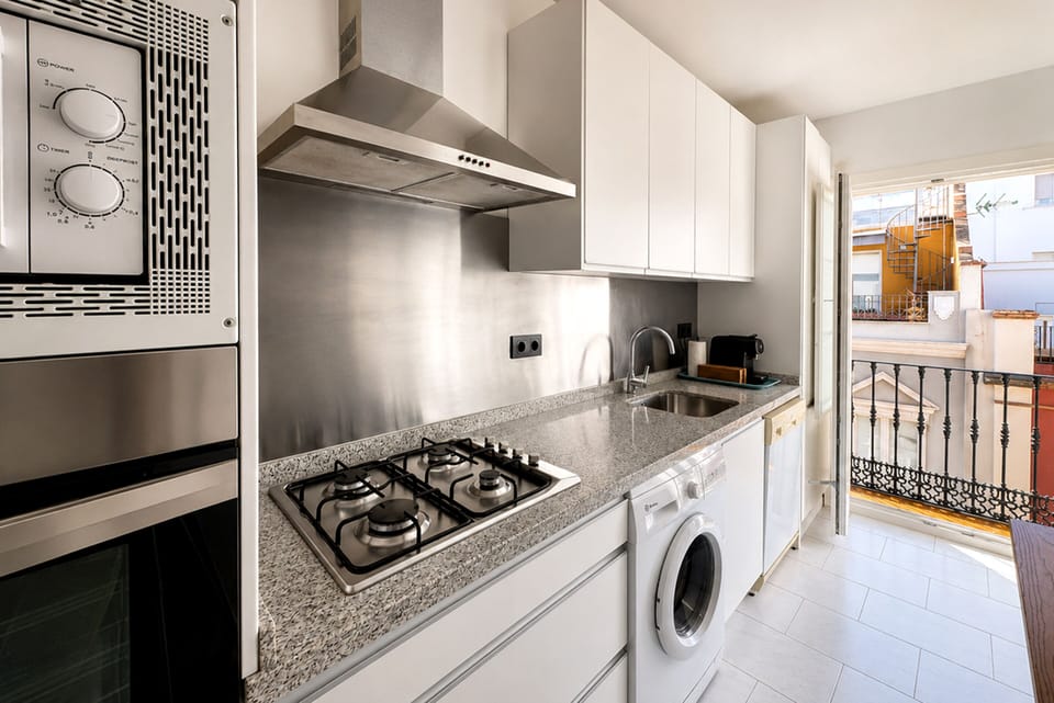 Apartment | Private kitchen | Coffee/tea maker, full-size fridge, microwave, oven