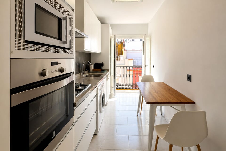 Apartment | Private kitchen | Coffee/tea maker, full-size fridge, microwave, oven