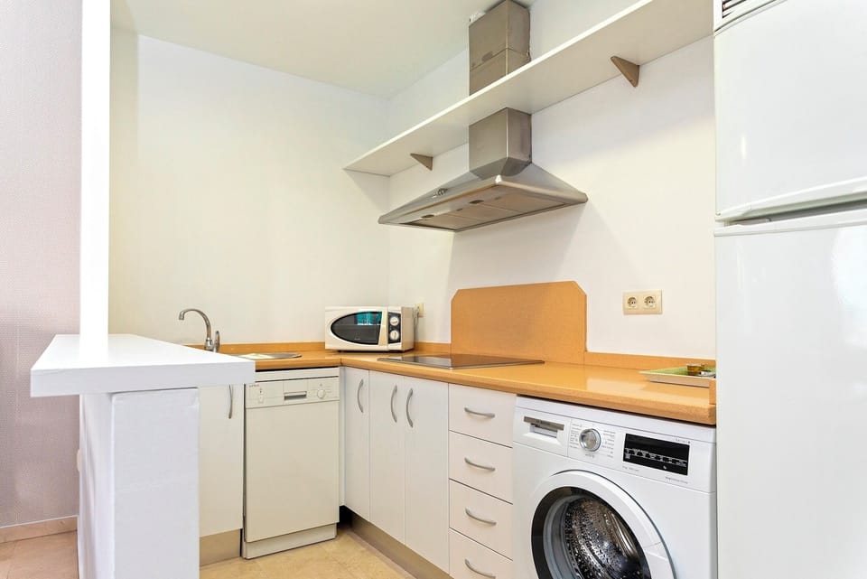 Apartment (2 Bedrooms) | Private kitchen | Full-size fridge, microwave, stovetop, coffee/tea maker