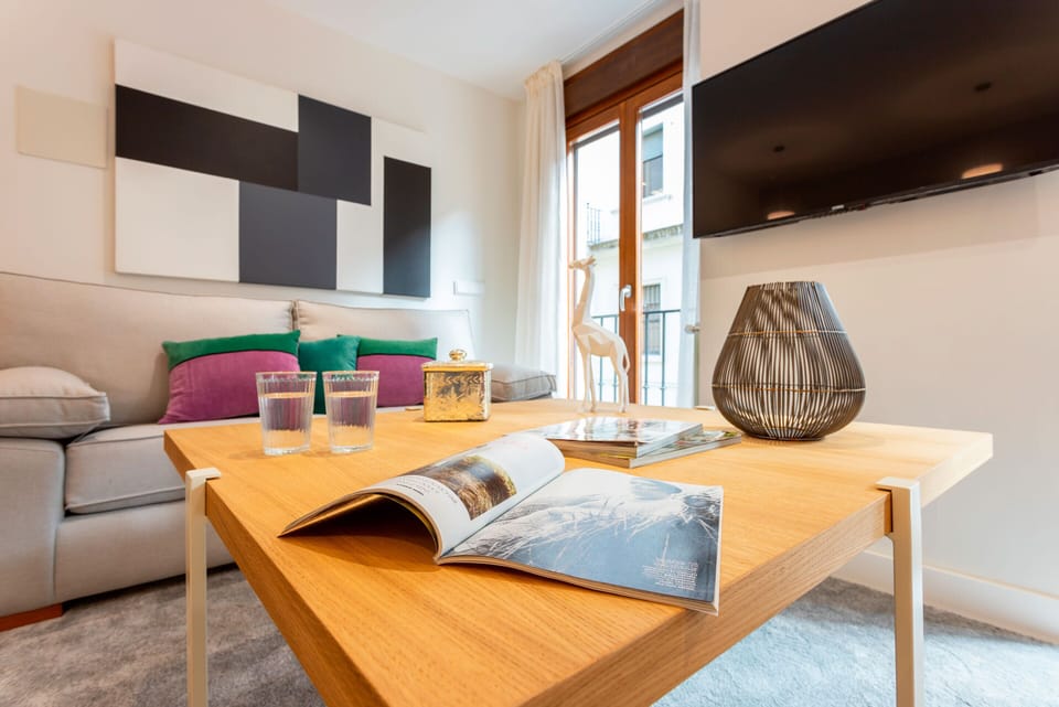 Apartment (3 Bedrooms) | Living area | 32-inch TV with cable channels