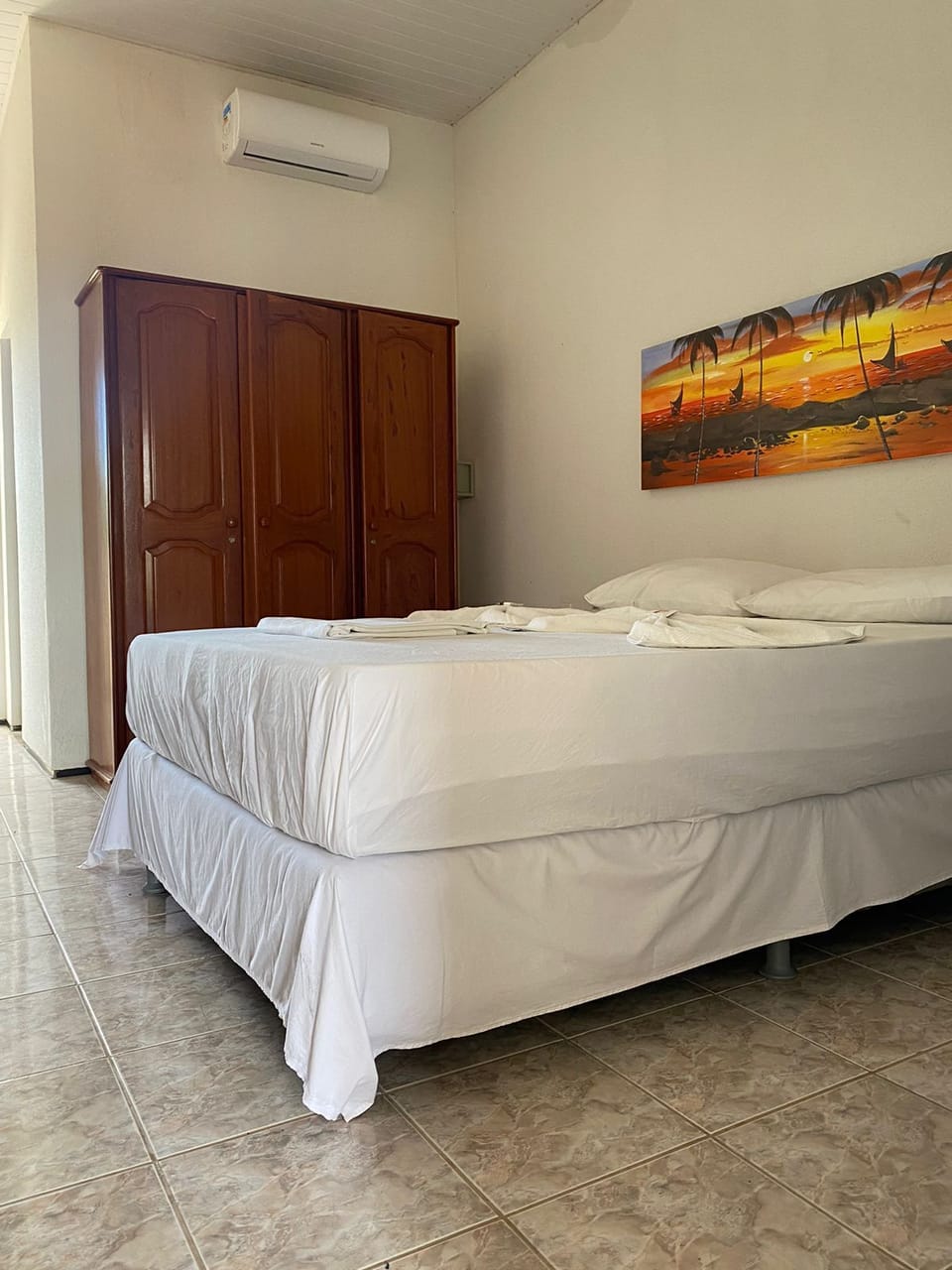 Minibar, free WiFi, bed sheets