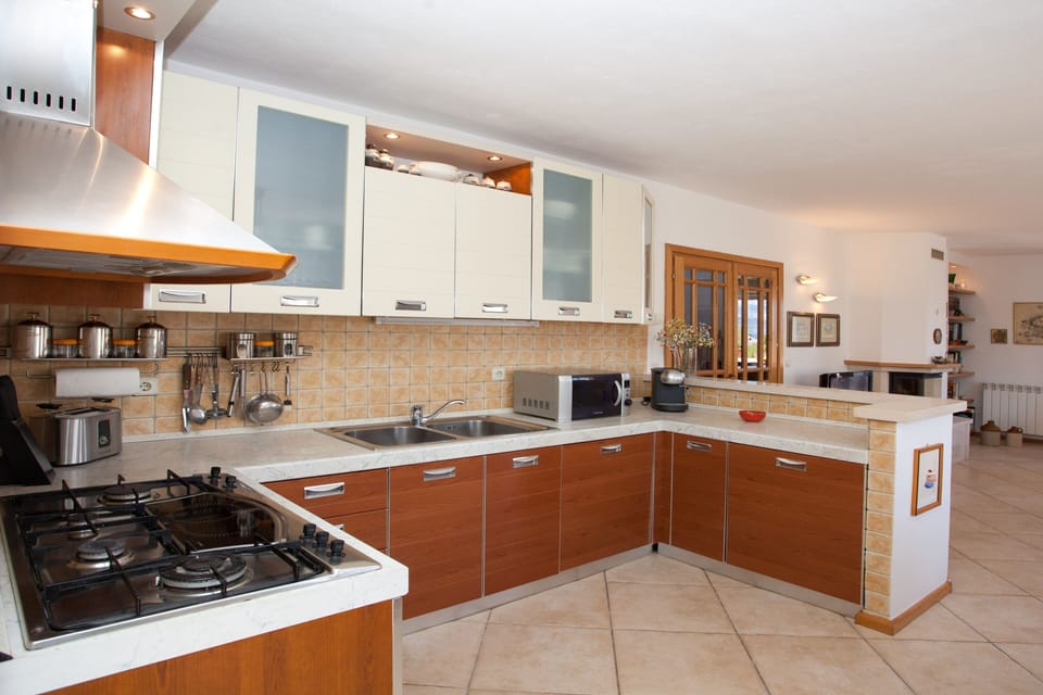 Villa, 5 Bedrooms | Private kitchen | Fridge, microwave, oven, stovetop