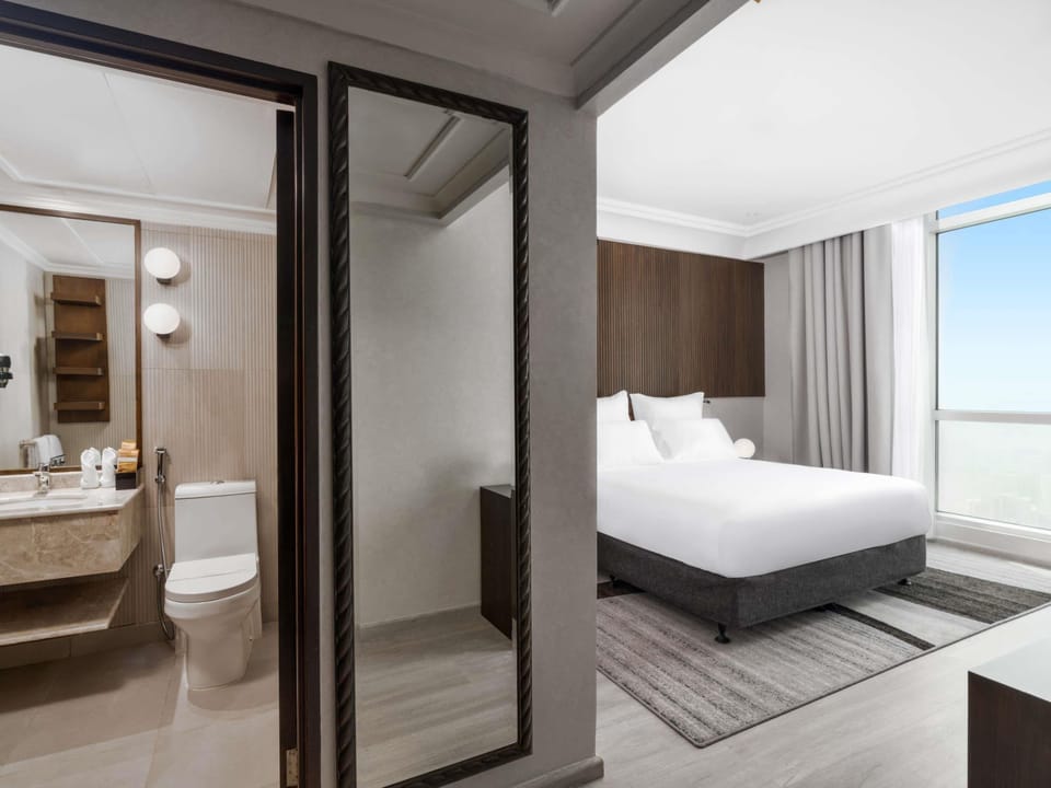Deluxe Junior Suite, 2 Single Size Beds, City View | Egyptian cotton sheets, premium bedding, Select Comfort beds, minibar