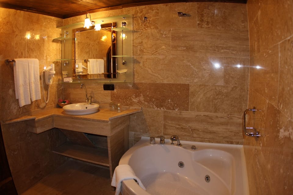 Deluxe Room | Bathroom | Shower, free toiletries, hair dryer (on request), slippers
