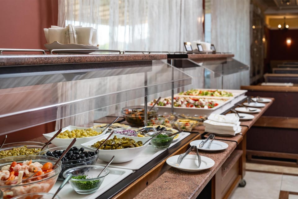 2 restaurants; breakfast, lunch, and dinner served