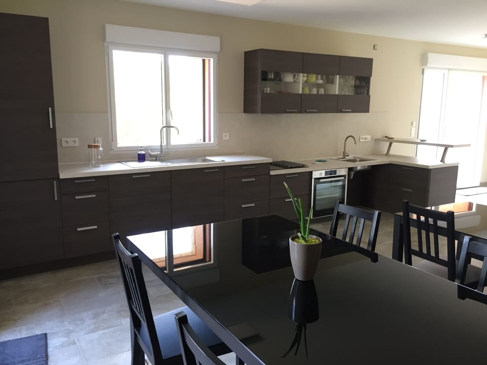 Full-size fridge, oven, stovetop, dishwasher