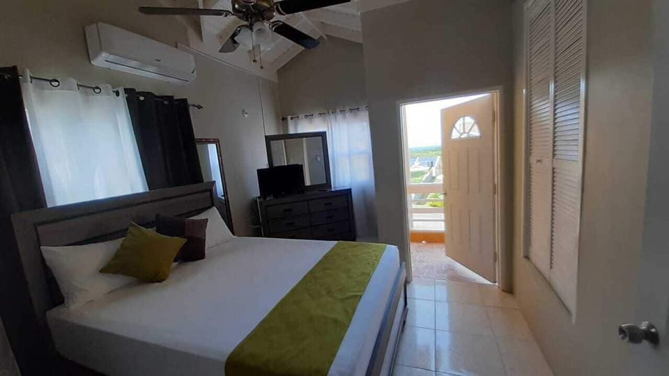 Townhome | 2 bedrooms, blackout drapes, iron/ironing board, WiFi (free)