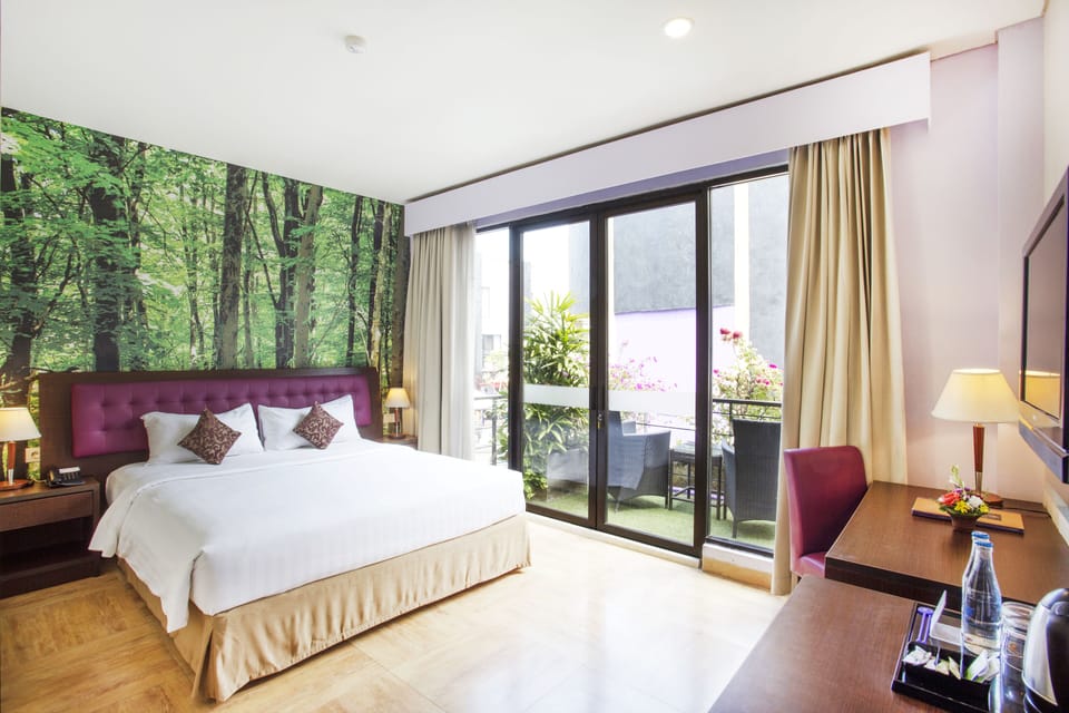 Deluxe Room | In-room safe, desk, blackout drapes, iron/ironing board