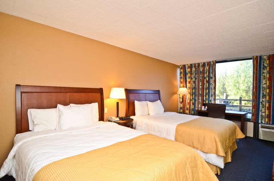 Premium bedding, desk, iron/ironing board, free WiFi