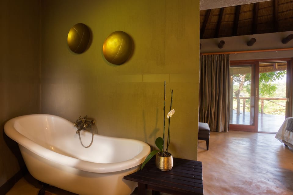 Deluxe Chalet, Patio, River View (Rondawel 1) | Bathroom | Free toiletries, hair dryer, towels, soap