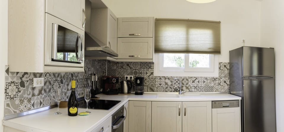 Deluxe Apartment (Mirto) | Private kitchen | Fridge, oven, stovetop, coffee/tea maker