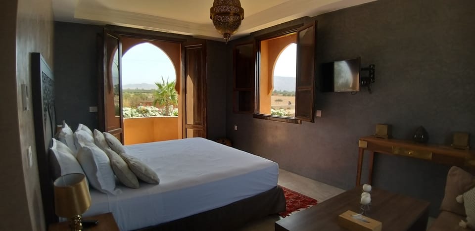 Luxury Suite | In-room safe, desk, soundproofing, free cribs/infant beds