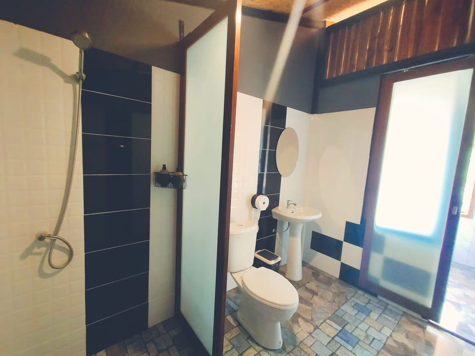 Deluxe Double Room | Bathroom | Combined shower/tub, free toiletries, bathrobes, towels