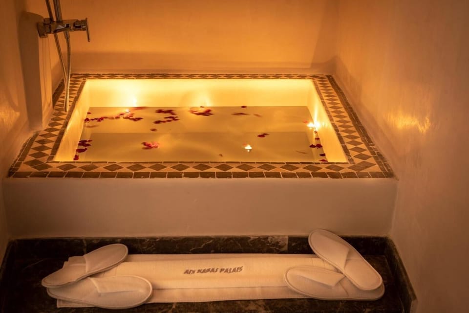 Luxury Double Room, 1 Queen Bed, Bathtub, Ground Floor (03 BAB BOKKALA) | Bathroom | Free toiletries, hair dryer, bathrobes, slippers