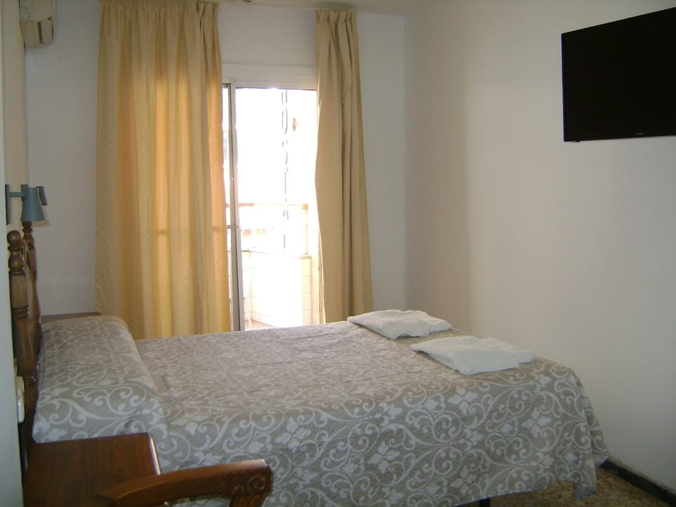 Double or Twin Room | Blackout drapes, soundproofing, free WiFi, bed sheets