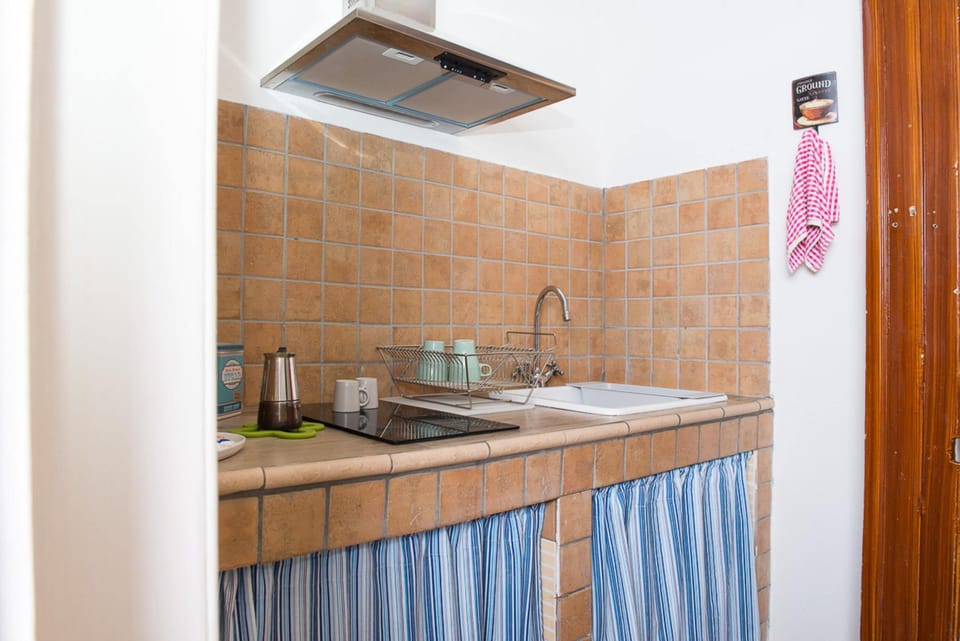 Superior Triple Room | Private kitchen | Fridge, stovetop, electric kettle, cookware/dishes/utensils