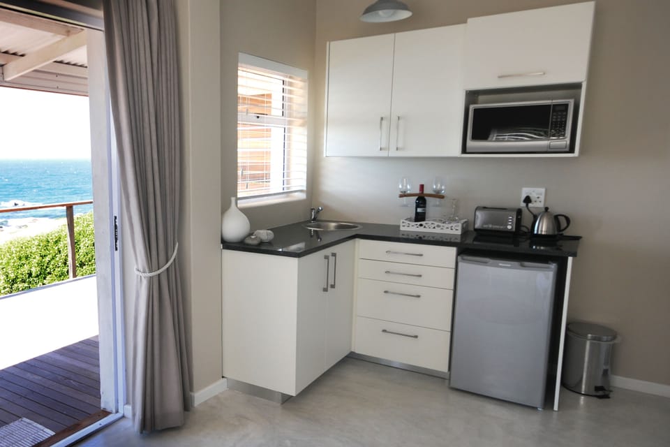 Twin Room | Private kitchen | Fridge, microwave, stovetop, electric kettle
