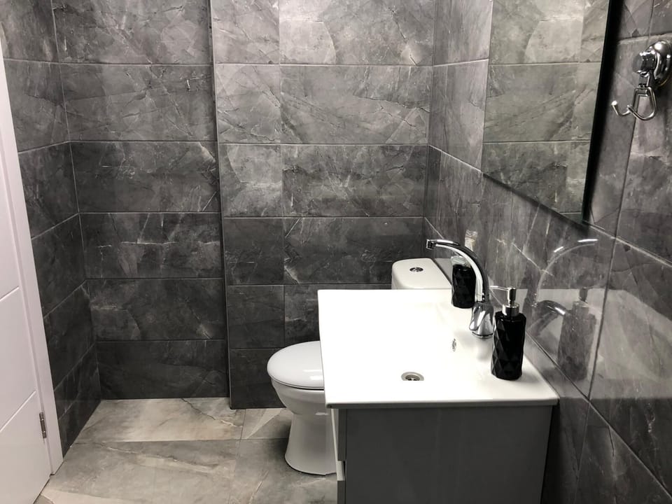 Business Studio Suite | Bathroom | Shower, rainfall showerhead, hair dryer, towels