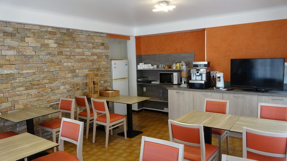 Daily continental breakfast (EUR 8 per person)