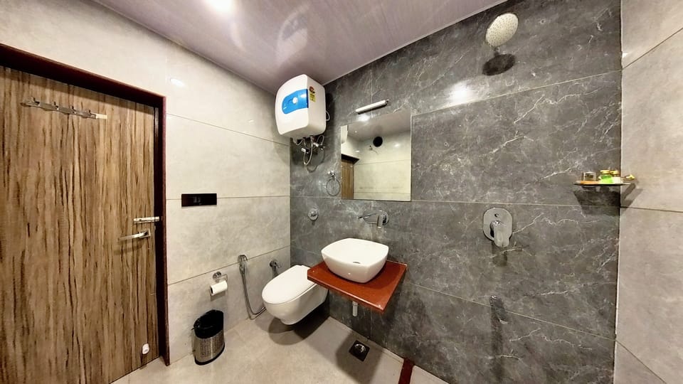 Deluxe Triple Room | Bathroom | Shower, slippers, towels