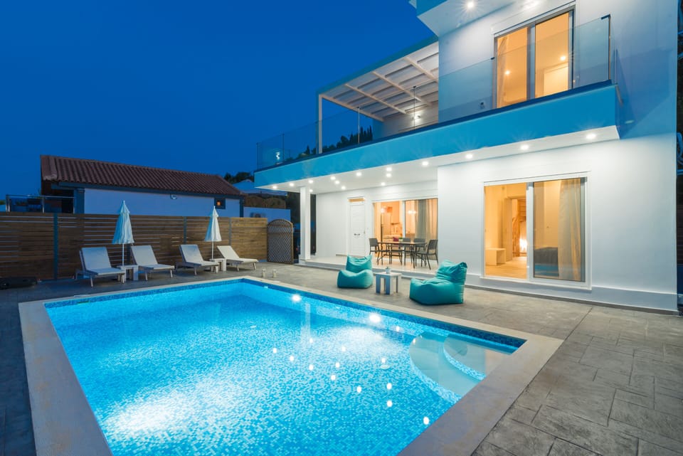 Seasonal outdoor pool, pool umbrellas, sun loungers