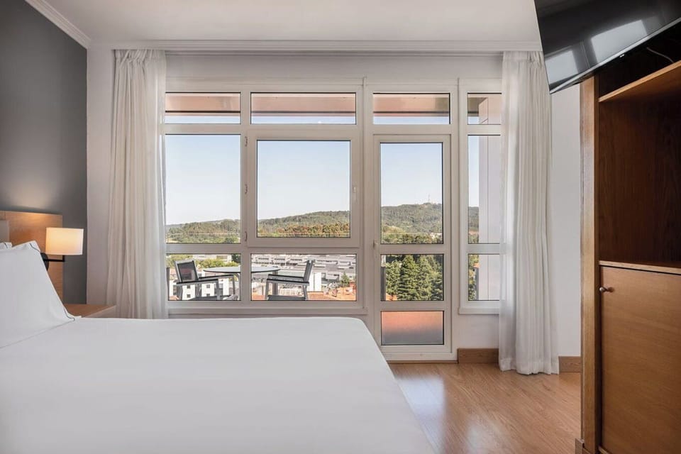 Junior Suite, Balcony (Vistas a la torre) | Minibar, desk, laptop workspace, blackout drapes