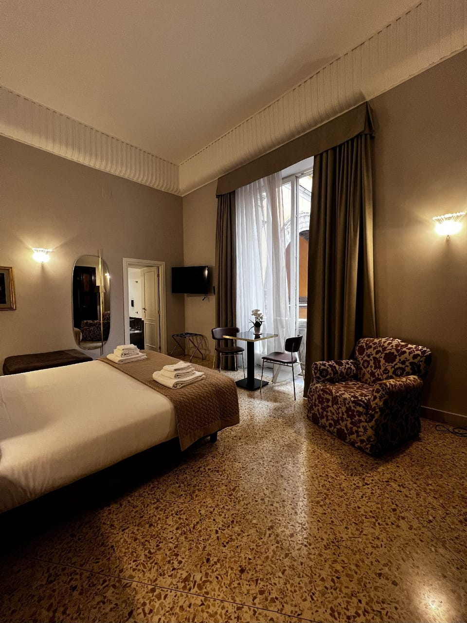 Superior Double Room | Minibar, in-room safe, desk, blackout drapes