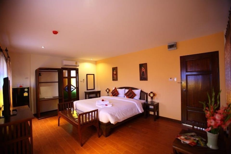 Junior Suite, 1 Double Bed | Minibar, desk, WiFi