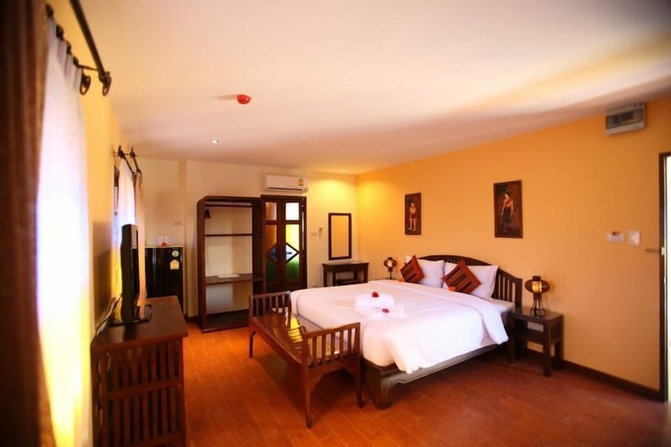 Junior Suite, 1 Double Bed | Minibar, desk, WiFi