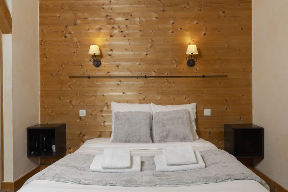 Double Room, Valley side | In-room safe, desk, soundproofing, iron/ironing board