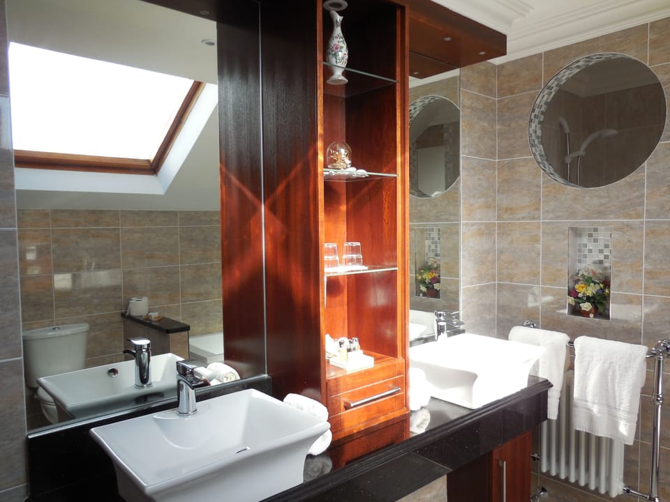 Exclusive Double Room, 1 Bedroom, Garden View | Bathroom | Free toiletries, hair dryer, towels