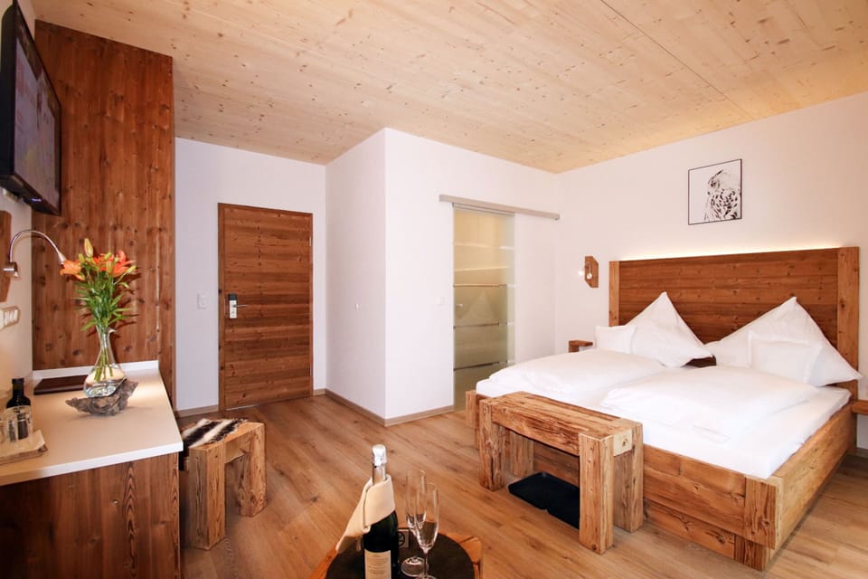 Standard Double Room, 1 Double Bed | Premium bedding, minibar, in-room safe, desk
