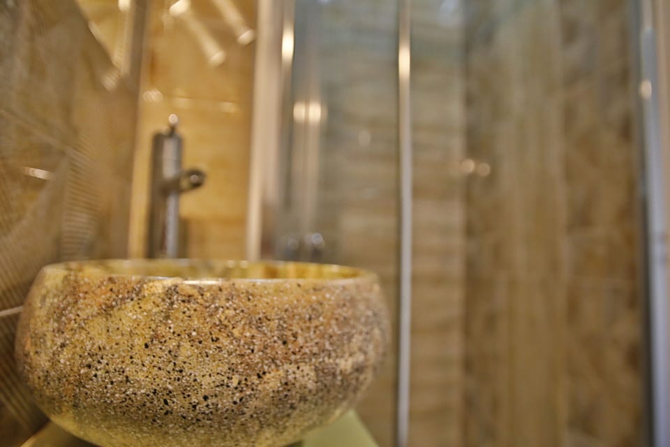 Superior Single Room | Bathroom | Shower, hair dryer, towels