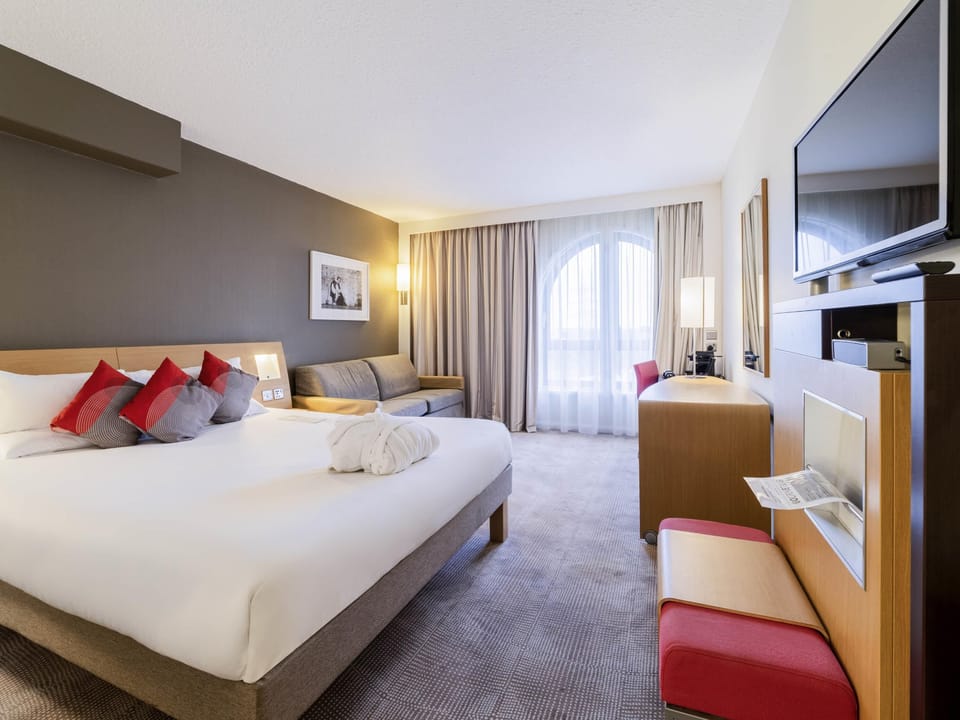 Executive Room, 1 Queen Bed with Sofa bed | Minibar, in-room safe, desk, laptop workspace