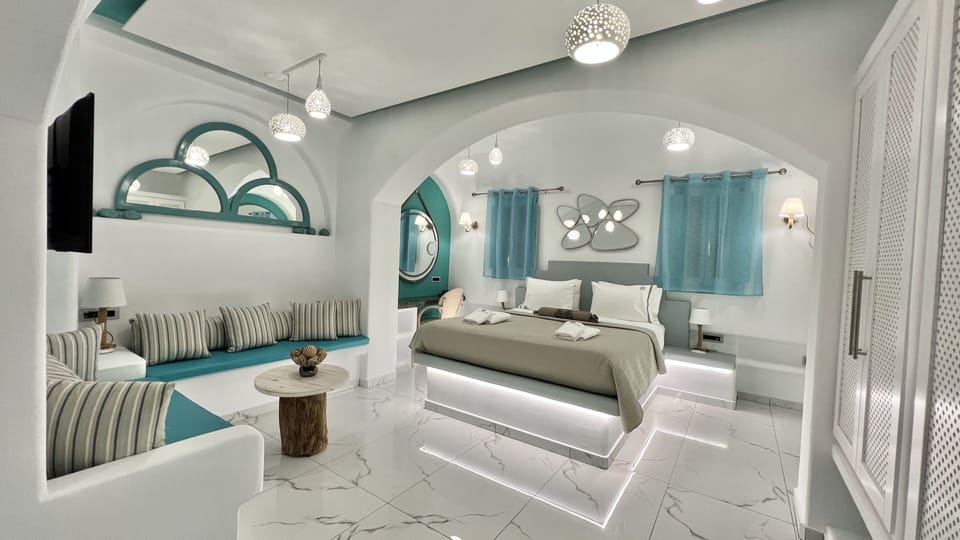 Deluxe Suite | Hypo-allergenic bedding, in-room safe, individually decorated