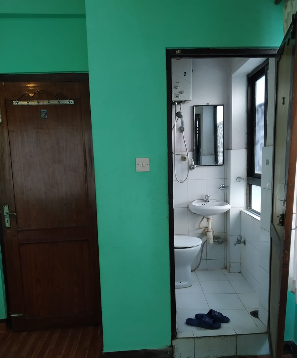 Basic Double Room | Bathroom | Shower, slippers, towels
