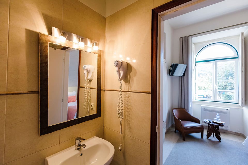 Twin Room | Bathroom | Shower, rainfall showerhead, free toiletries, hair dryer