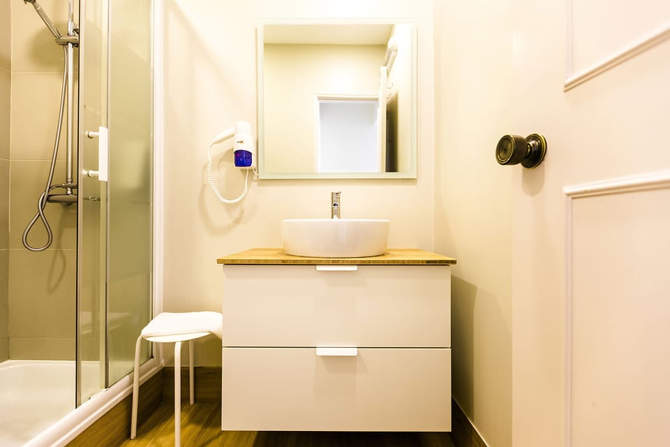 Twin Room, Terrace | Bathroom | Shower, rainfall showerhead, free toiletries, hair dryer