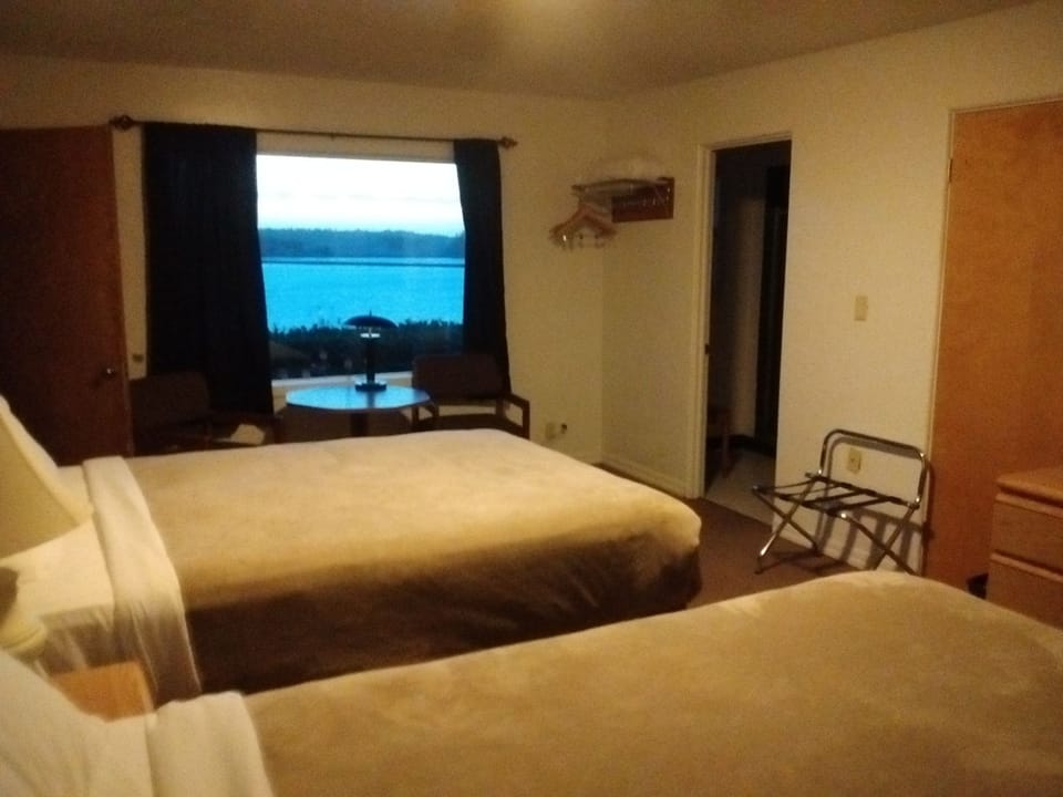 Room, 2 Queen Beds, Kitchenette, Bay View | Free rollaway beds, free WiFi, bed sheets